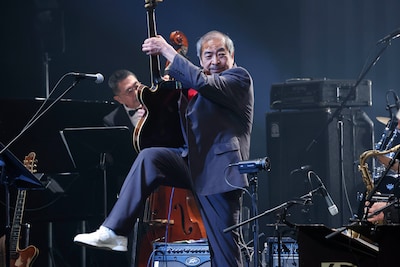 吾妻光良（Vo, G）（撮影：山本佳代子）