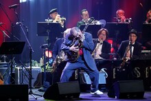 吾妻光良（Vo, G）（撮影：山本佳代子）