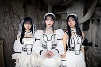 B≡FULLEST。左から中村朱里、鶴見萌、清水理子。