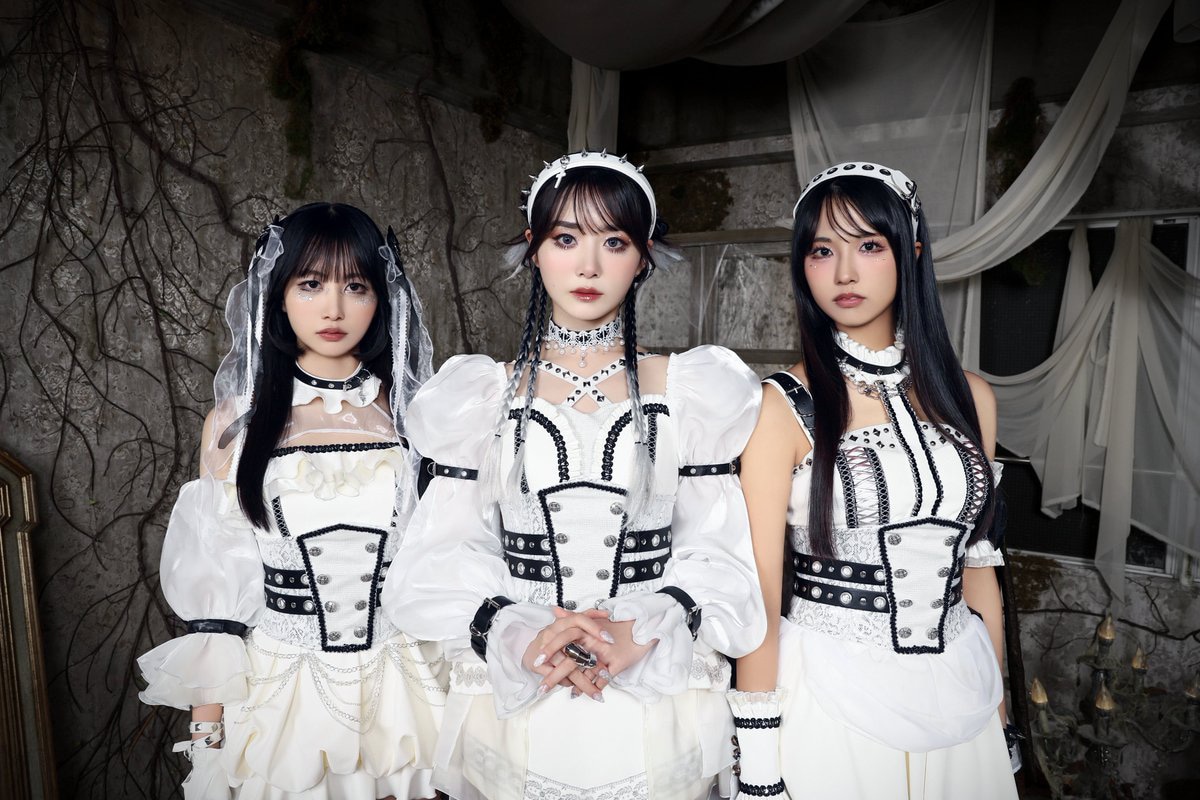 B≡FULLEST。左から中村朱里、鶴見萌、清水理子。