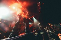 「OFFICIAL HIGE DANDISM one-man tour FOUR-RE:ISM」の様子。（Photo by TAKAHIRO TAKINAMI）