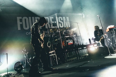 「OFFICIAL HIGE DANDISM one-man tour FOUR-RE:ISM」の様子。（Photo by TAKAHIRO TAKINAMI）