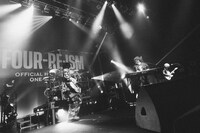 「OFFICIAL HIGE DANDISM one-man tour FOUR-RE:ISM」の様子。（Photo by TAKAHIRO TAKINAMI）