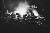 「OFFICIAL HIGE DANDISM one-man tour FOUR-RE:ISM」の様子。（Photo by TAKAHIRO TAKINAMI）