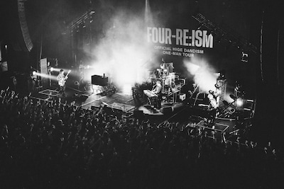 「OFFICIAL HIGE DANDISM one-man tour FOUR-RE:ISM」の様子。（Photo by TAKAHIRO TAKINAMI）