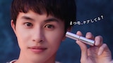 草川拓弥（超特急）。新Web CM「【スカルプDまつ毛美容液】一日中、楽しいまつ毛で心踊る」編より。