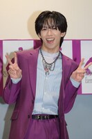 囲み取材冒頭、フォトセッションが始まったと思いピースするリョウガ（超特急）。