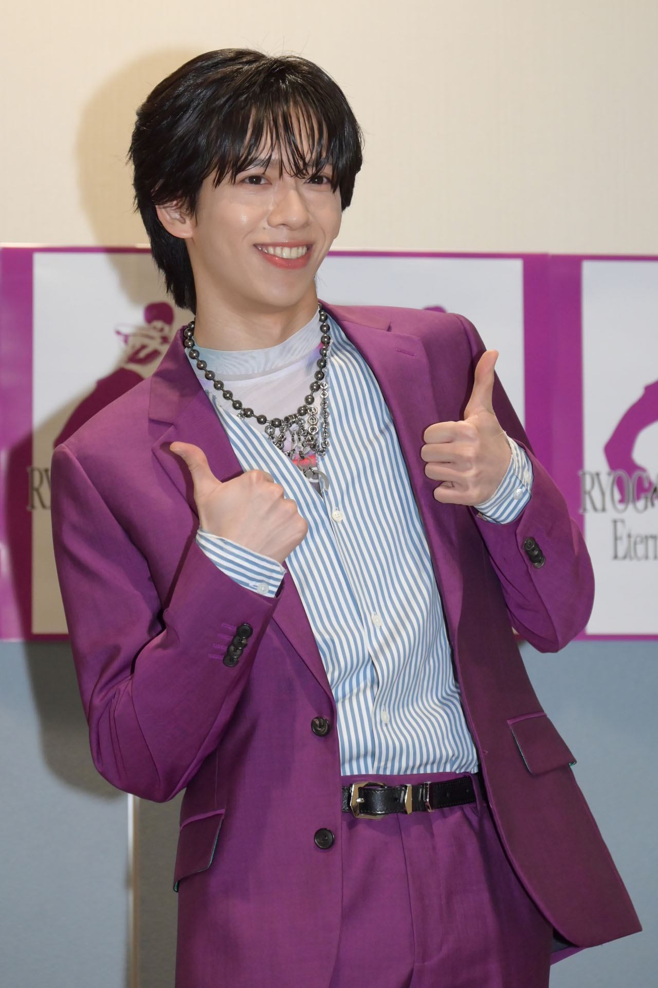 サービス精神旺盛に次々ポーズを決めるリョウガ（超特急）。正式なフォトセッションは最後に行われた。