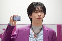 「破産」について解説するリョウガ（超特急）。