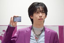 「破産」について解説するリョウガ（超特急）。