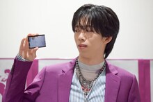 「破産」のカードを横目で見るリョウガ（超特急）。