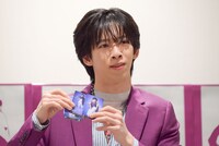 「バイバイミステリー エクスカリバー3」が人気ゲームの続編であることを説明するリョウガ（超特急）。