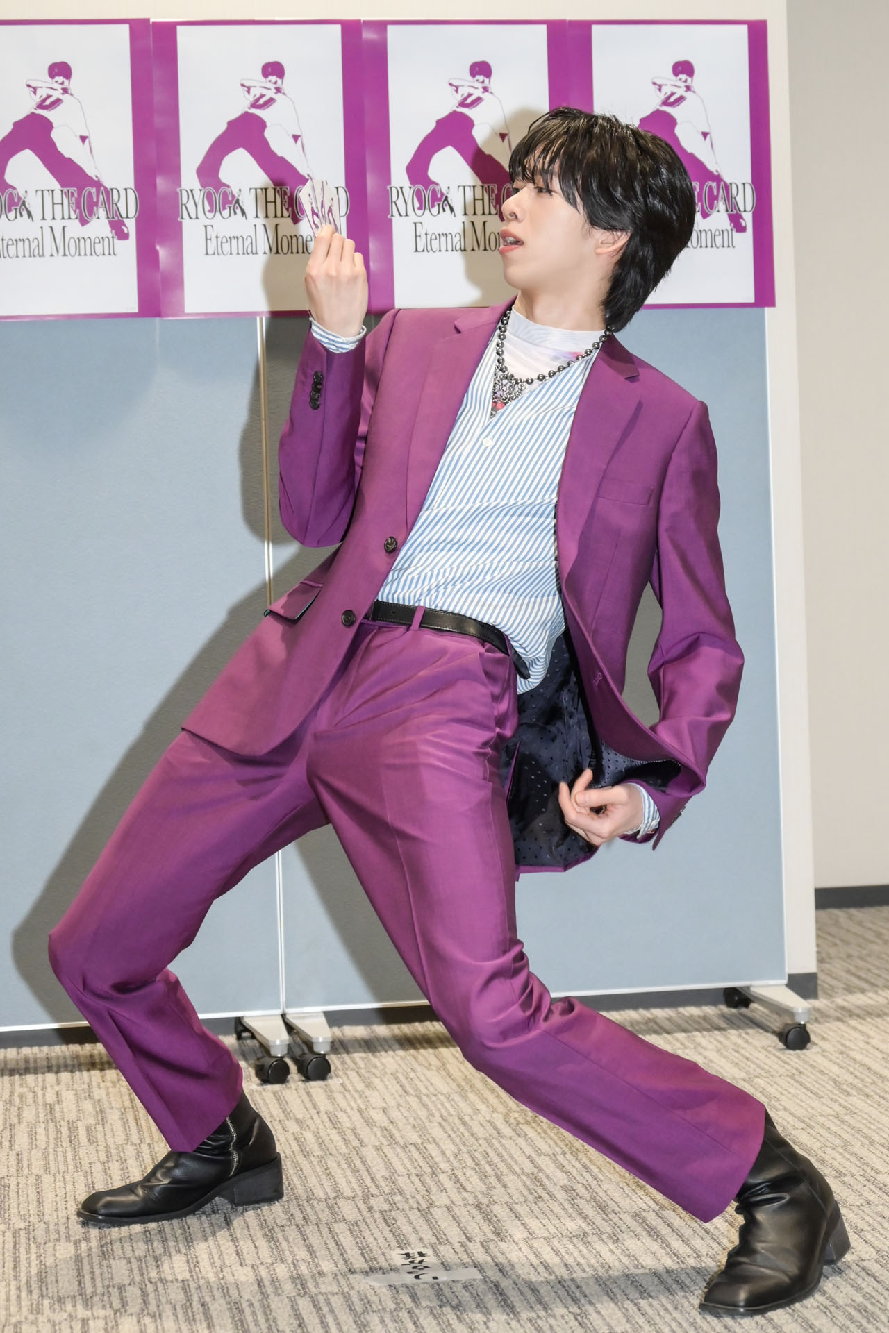 カードの裏面を見て「股下3kmポーズ」を再現するリョウガ（超特急）。