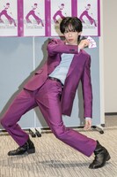 やや左から見た股下3kmのリョウガ（超特急）。