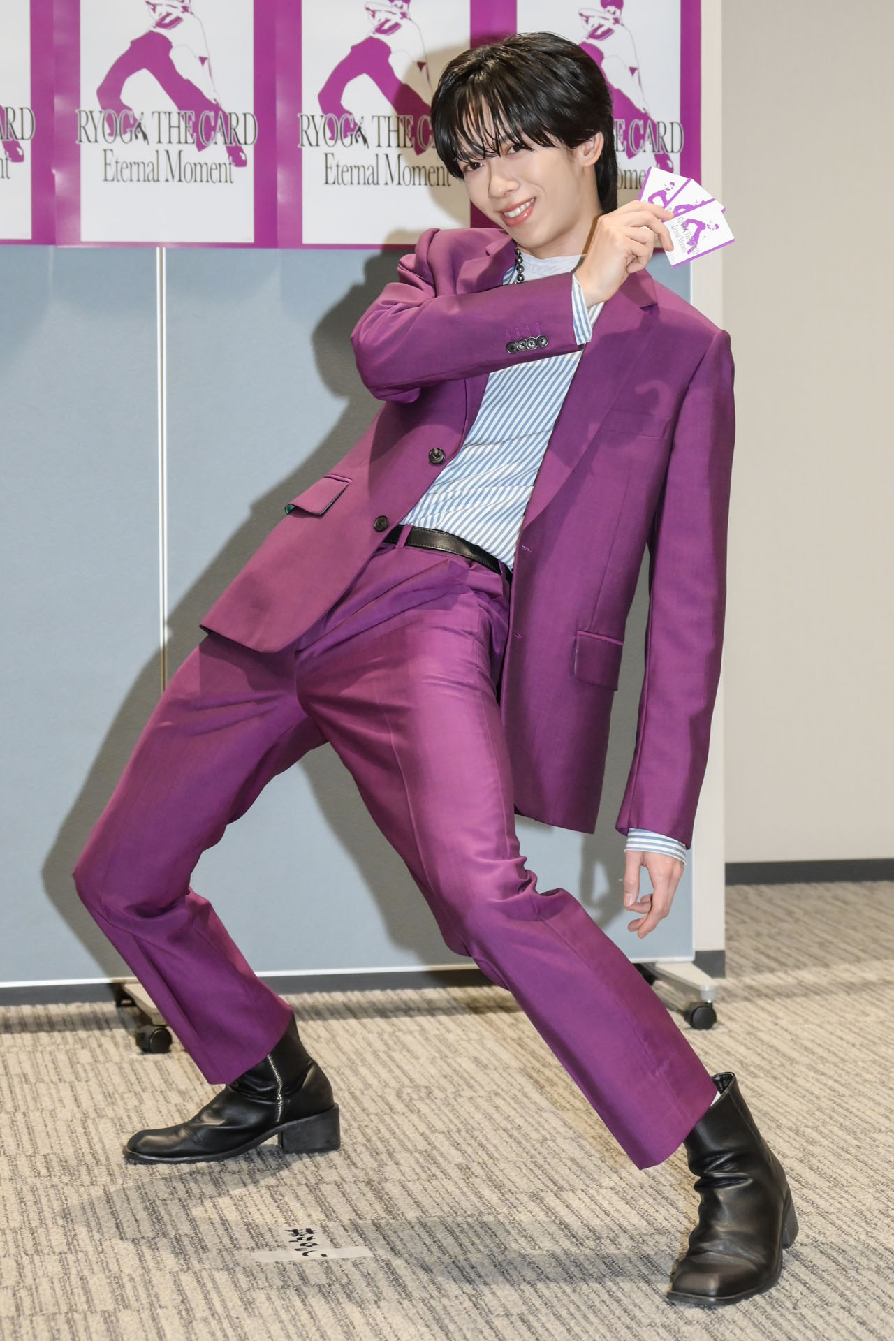 やや右から見た股下3kmのリョウガ（超特急）。