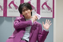 ムービーカメラに「股下3km」のままお手振りを要求されたリョウガ（超特急）。