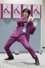 ムービーカメラに「股下3km」のままお手振りを要求されたリョウガ（超特急）。