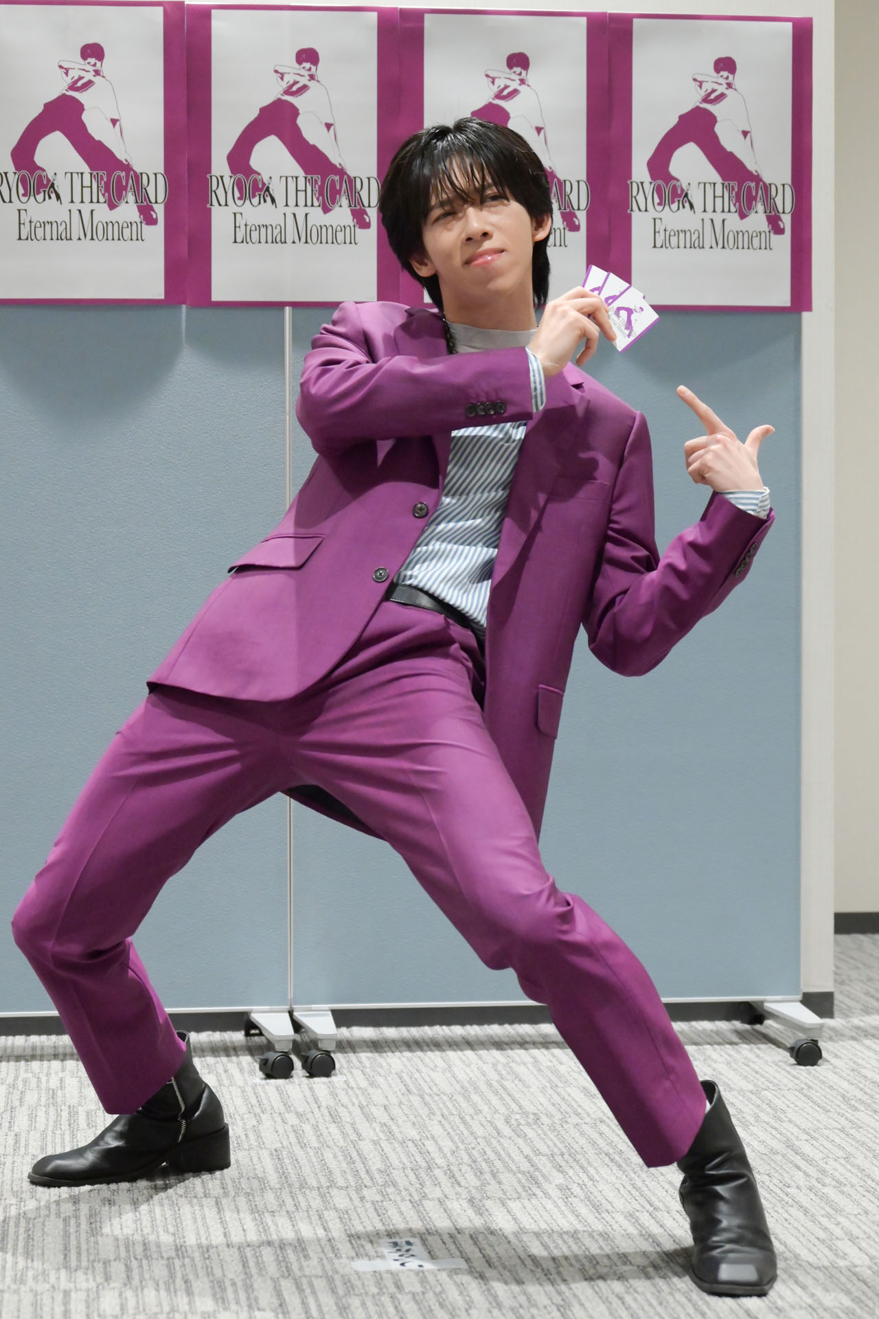 「股下3km」のままカードを指差すリョウガ（超特急）。