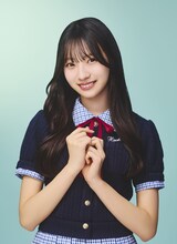 宮地すみれ。2025年5月発売の14thシングル「Love yourself!」ソロアーティスト写真。