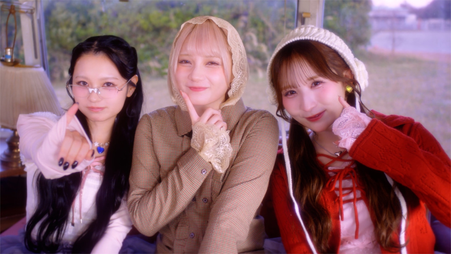 「アイしちゃってます♡」ミュージックビデオより。