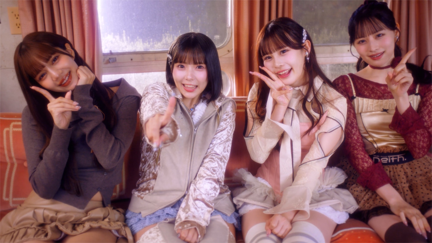 「アイしちゃってます♡」ミュージックビデオより。