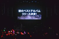本日1月18日に行われたCHiCO with HoneyWorksの東京・Zepp DiverCity（TOKYO）公演でのベストアルバム告知の様子。