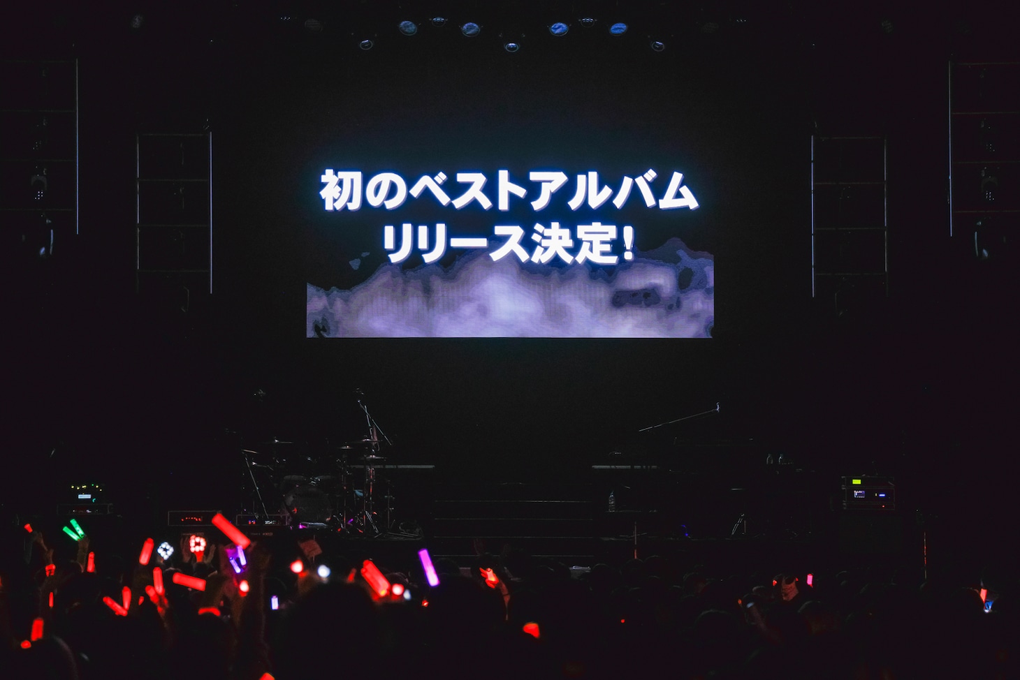 本日1月18日に行われたCHiCO with HoneyWorksの東京・Zepp DiverCity（TOKYO）公演でのベストアルバム告知の様子。