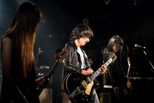 佐々木亮介（Vo, G / a flood of circle）（撮影：雨宮透貴）