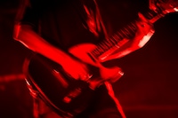 オオスカ（G, Vo / Nikoん）の手元。（撮影：雨宮透貴）