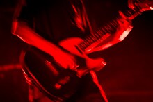 オオスカ（G, Vo / Nikoん）の手元。（撮影：雨宮透貴）