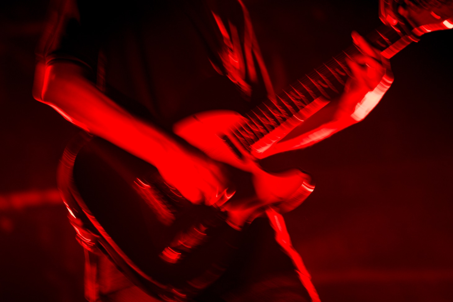 オオスカ（G, Vo / Nikoん）の手元。（撮影：雨宮透貴）