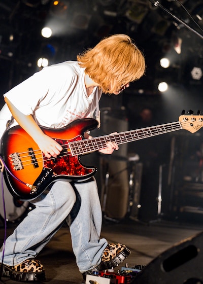 マナミオーガキ（B, Vo / Nikoん）（撮影：雨宮透貴）