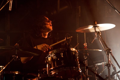 Nikoんのサポートを務めた東克幸（Dr）。（撮影：雨宮透貴）