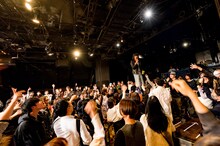 カウンターに上がり熱唱する佐々木亮介（Vo, G / a flood of circle）。（撮影：雨宮透貴）