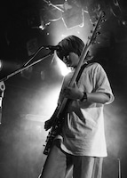 マナミオーガキ（B, Vo / Nikoん）（撮影：雨宮透貴）