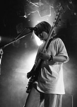 マナミオーガキ（B, Vo / Nikoん）（撮影：雨宮透貴）