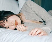 櫻坂46松田里奈がベッドにごろん、セクシーなボディスーツで