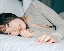 櫻坂46松田里奈がベッドにごろん、セクシーなボディスーツで