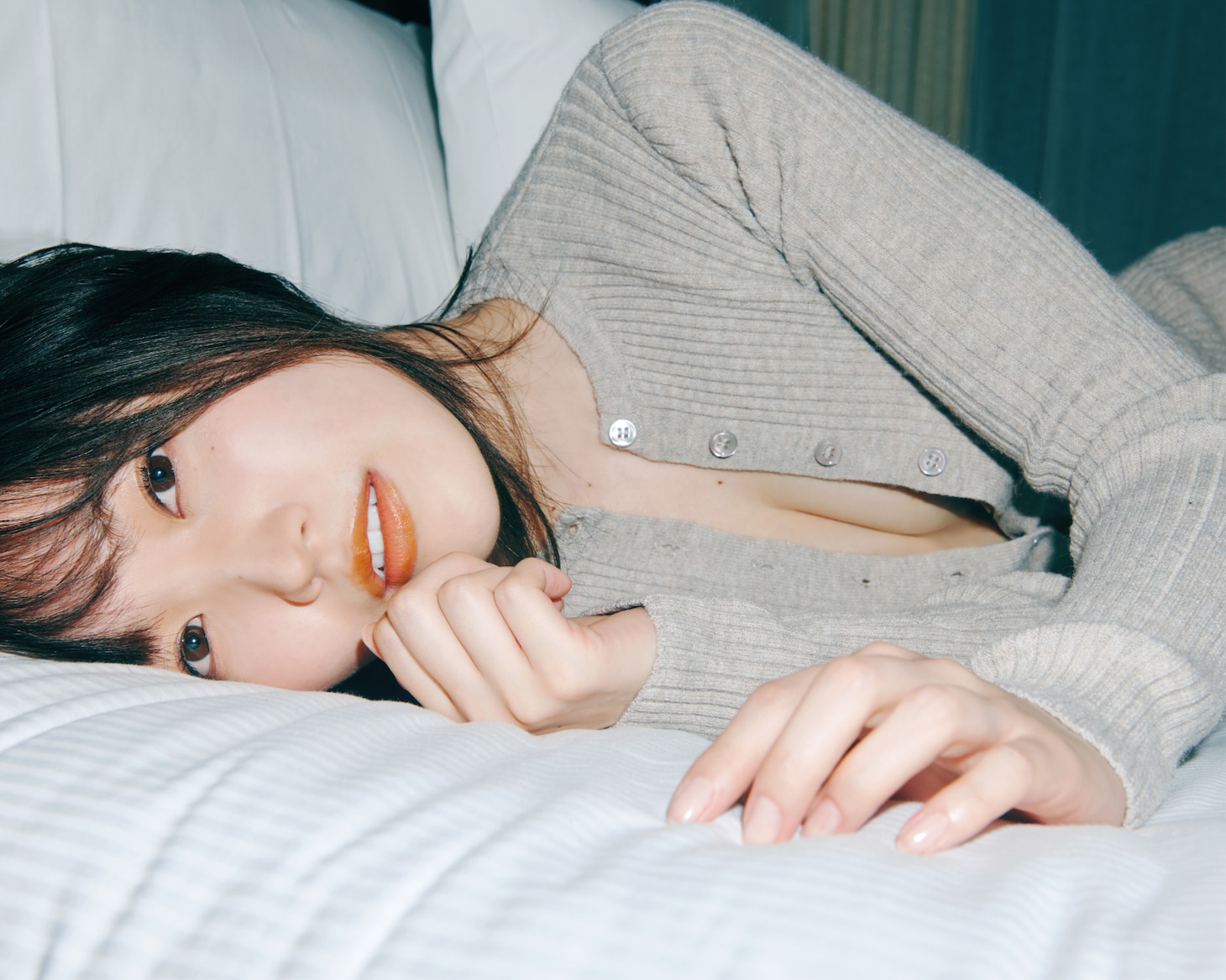 櫻坂46松田里奈がベッドにごろん、セクシーなボディスーツで