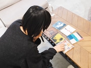 持参したandymoriのCDを眺める田中真琴。
