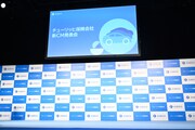 チューリッヒ保険会社の新CM発表会のステージ。