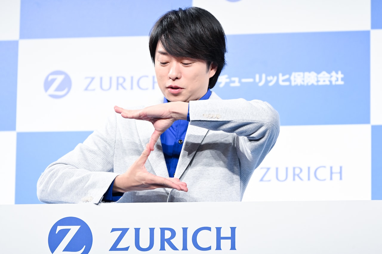 親指の腹を合わせてZポーズを微調整する櫻井翔（嵐）。 - 嵐・櫻井翔が