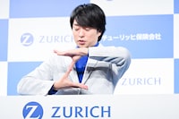 親指の腹を合わせてZポーズを微調整する櫻井翔（嵐）。