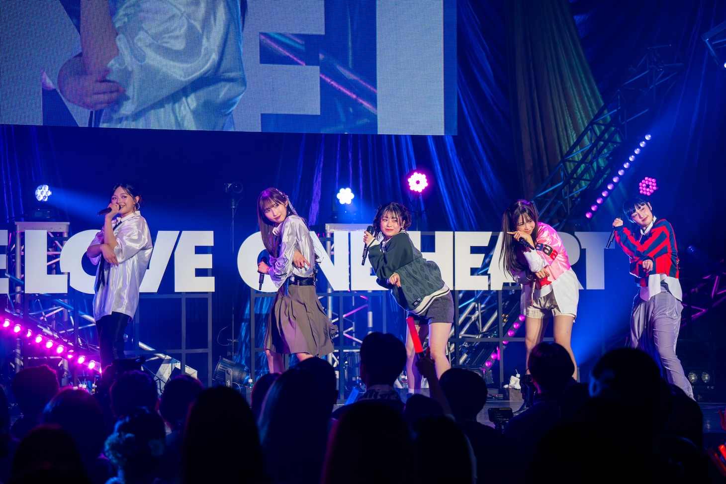 左からイーチ、佐々木杏莉、矢嶋由菜、藤咲碧羽、飯塚瑠乃。