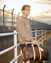 平野紫耀、ルイ・ヴィトンを着て空港へ