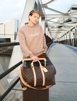 LOUIS VUITTONのアイテムでそろえた平野紫耀（Number_i）。©LOUIS VUITTON