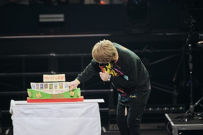 バースデーケーキを見つめるめいちゃん。