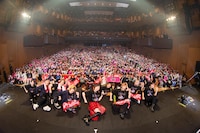 客席をバックに記念撮影をする鈴木このみ。（撮影：小林弘輔）