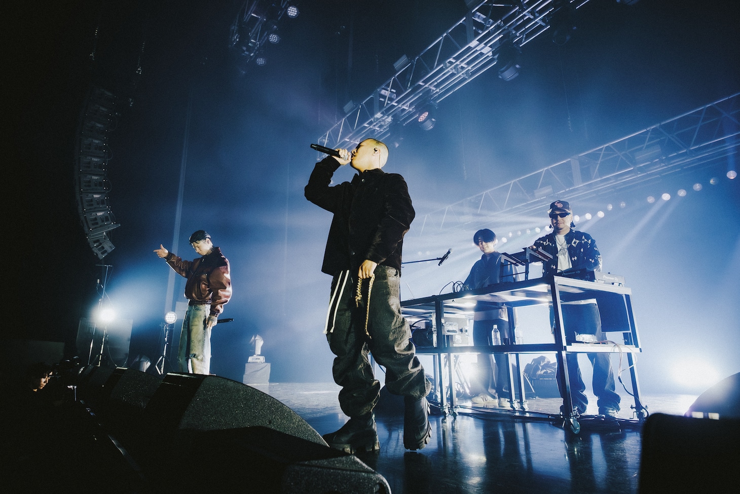 「NOOFFSEASON」のパフォーマンスの様子。