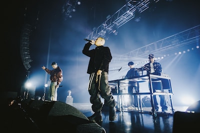 「NOOFFSEASON」のパフォーマンスの様子。